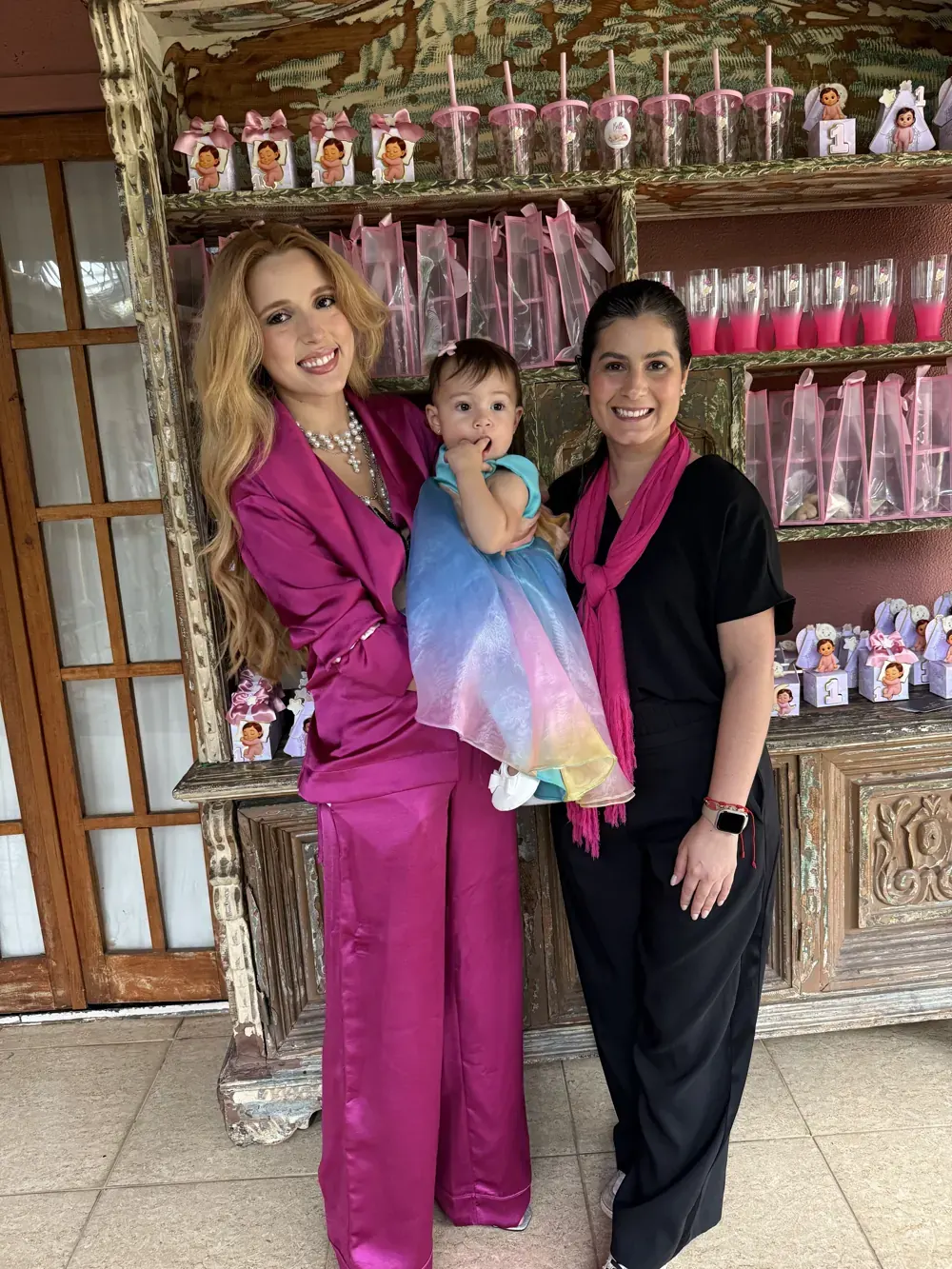 Bruna Dias com a cliente e a aniversariante em uma festa de 1 ano